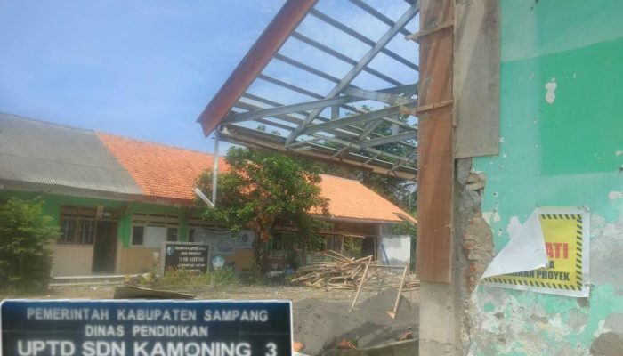 Proyek Revitalisasi SDN Kamuning 3 Sampang Diduga Bermasalah, Plafon Atap Terlihat Miring