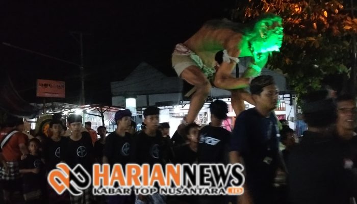 Turis mancanegara antusias menyaksikan tradisi Ogoh Ogoh di Bali