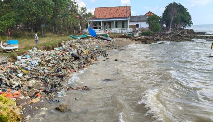 Rumah Warga Mulai Retak Diterjang Ombak, Pemdes Tamberu Barat Perjuangkan Tanggul Laut