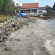 Rumah Warga Mulai Retak Diterjang Ombak, Pemdes Tamberu Barat Perjuangkan Tanggul Laut