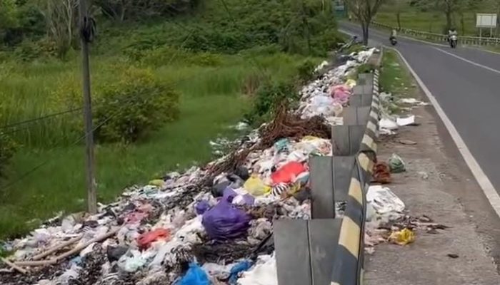 Jembatan Sowa’an Berubah Jadi Tempat Pembuangan Sampah Liar, Warga Desak Solusi Nyata dari DLH Sampang