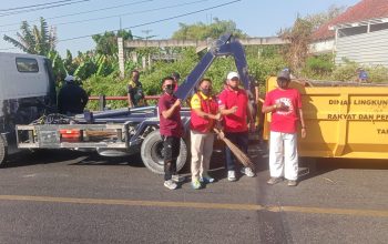Jembatan Jadi Sasaran Sampah, Madas Sedarah dan DLH Sampang Turun Tangan