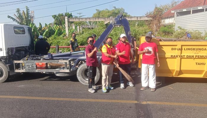 Jembatan Jadi Sasaran Sampah, Madas Sedarah dan DLH Sampang Turun Tangan