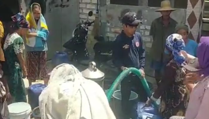 BPBD Sampang dan Madas Sedarah Salurkan Air Bersih untuk Warga Terdampak Kekeringan di Banyuates