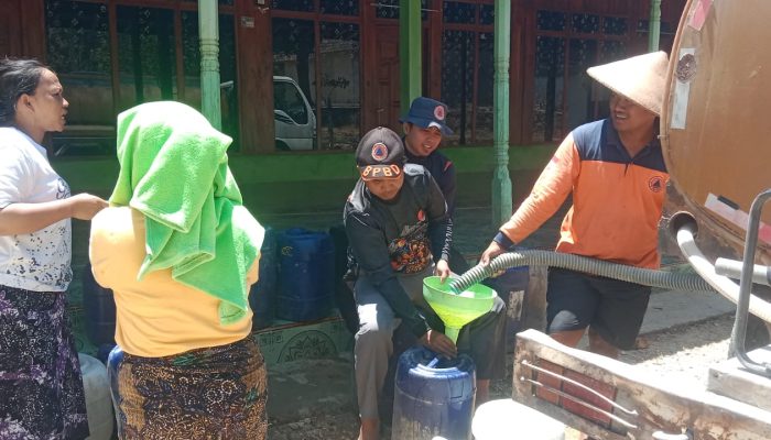 BPBD Sampang dan DPAC Madas Sedarah Kedungdung Salurkan Air Bersih, Warga Terdampak Kekeringan Terbantu