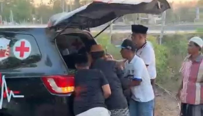 Ambulans Madas Sedarah DPC Sampang Antar Jenazah dari RSUD Syamrabu ke Ketapang