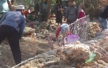 Bertahun-tahun Tak Tertangani, Warga Pangeraman Pamekasan Patungan Bangun Tebing Rawan Longsor
