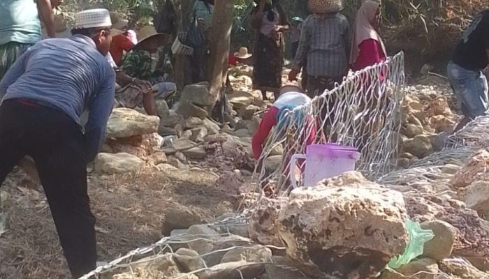 Bertahun-tahun Tak Tertangani, Warga Pangeraman Pamekasan Patungan Bangun Tebing Rawan Longsor