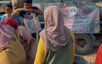 Madura Institute dan Yayasan H. Her Peduli Indonesia Salurkan 9 Tangki Air Bersih