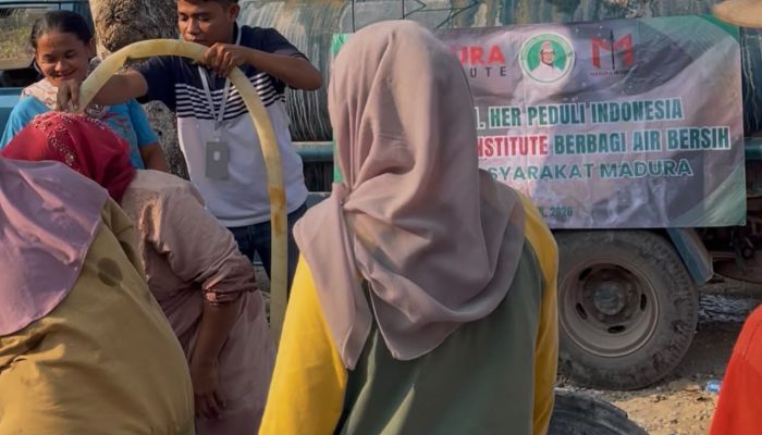 Madura Institute dan Yayasan H. Her Peduli Indonesia Salurkan 9 Tangki Air Bersih